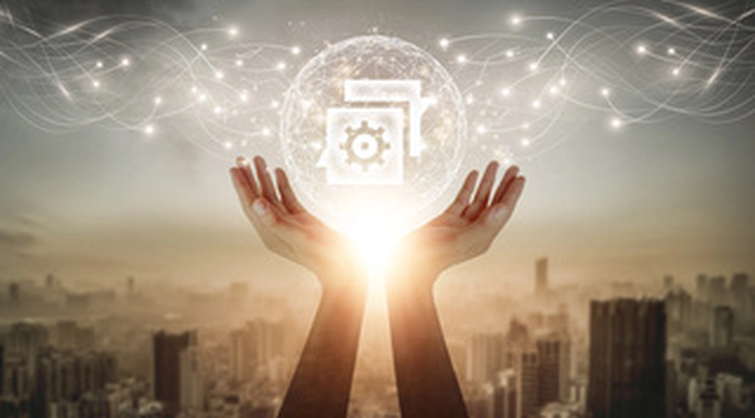 Patricia Paul – Coaching & Consulting – Eine junge, smarte Frau mit Brille berichtet ihrem Team im Meeting vor dem Whiteboard über das neue Projekt. Patricia Paul – Coaching & Beratung –